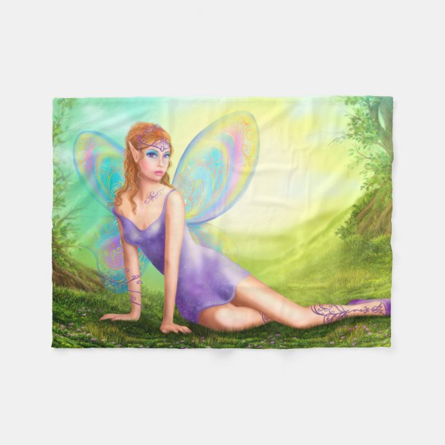 Fantasy Fairy Butterfly sitter på gräs i trä. Fleecefilt (Framsidan (Horisontell))