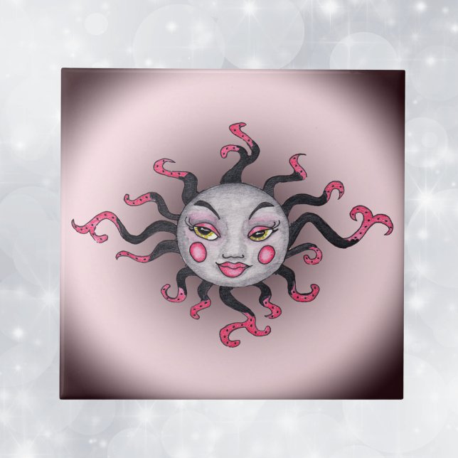 Fantasy Gothic Black Rosa Sol Goddess Ansikte Kakelplatta (Fantasy feminine sun pretty face black pink rays on pink and dark grey decorative ceramic tile.)