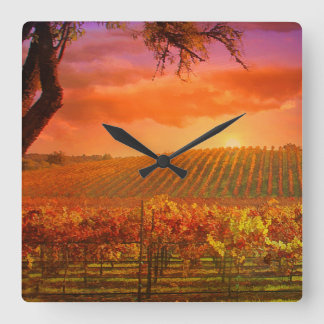 Fantasy Vineyard Clock Fyrkantig Klocka