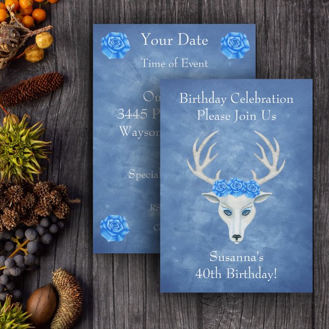 Fantasy White Hjort Head Antlers Blue Ro Birthday Inbjudningar (Mystical white deer head with antlers wearing blue roses on misty blue birthday party invitations.)