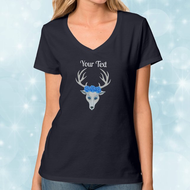 Fantasy white Hjort Head med Antlers Blue Ro T Shirt (Fantasy white deer head antlers wearing crown of blue roses on woman's tee shirt.)