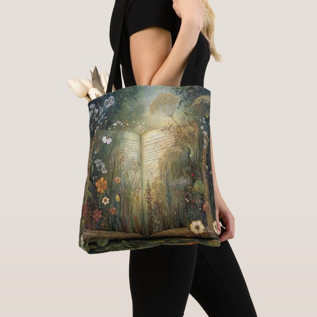 Fantasybok och blommor Whimsical All Over Print  Tygkasse (Närbild)