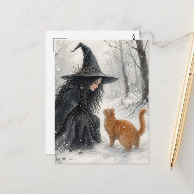 Fantasyhäxa och rödhårig katt i vinter skog vykort (Fram/Back In Situ)