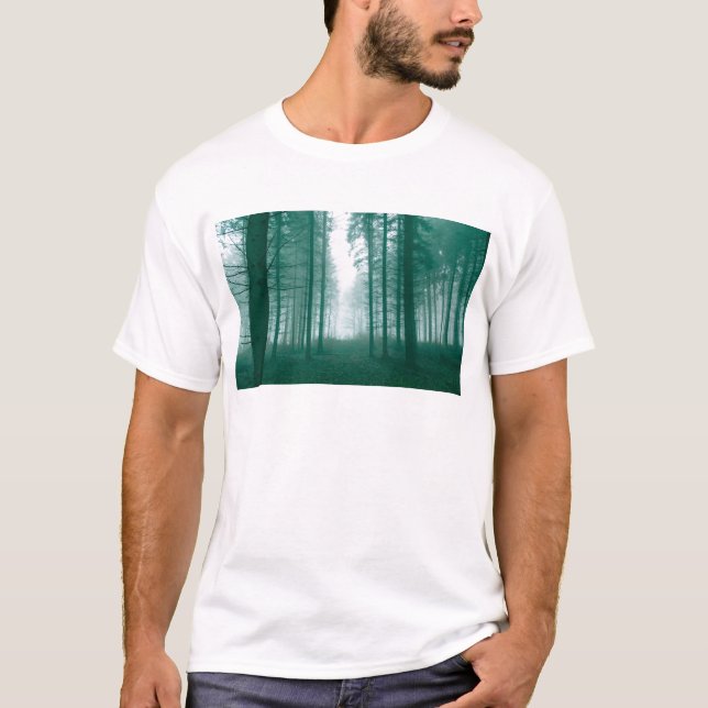 Fantasyskog med dimma i Grönt Tee Shirt (Framsida)