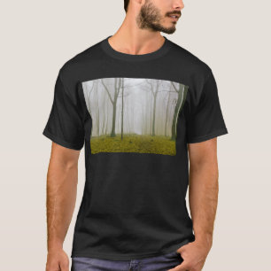 Fantasyskog med dimma och gult bladverk t shirt