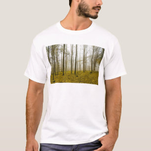 Fantasyskog med dimma och gult löv t-shirt