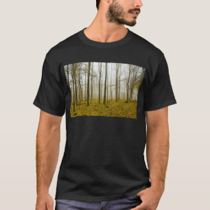Fantasyskog med dimma och gult löv tee