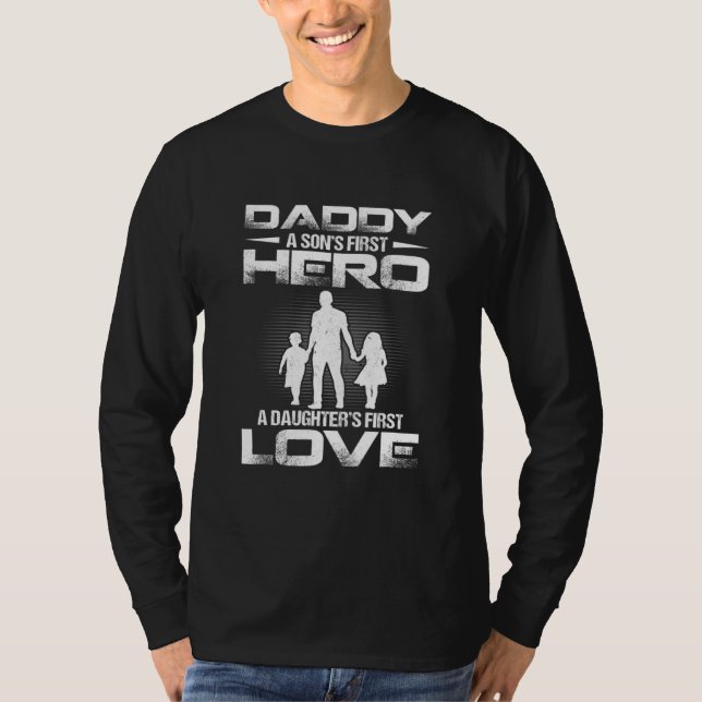 Far Day Pappa Sons First Hero Daughters First L T Shirt (Framsida)