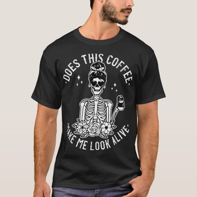 Får den här kaffet mig att se levande koffein? t shirt (Framsida)
