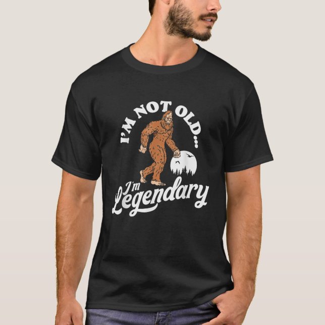 Far Forever Legendary Bigfoot Sasquatch Birthd T Shirt (Framsida)