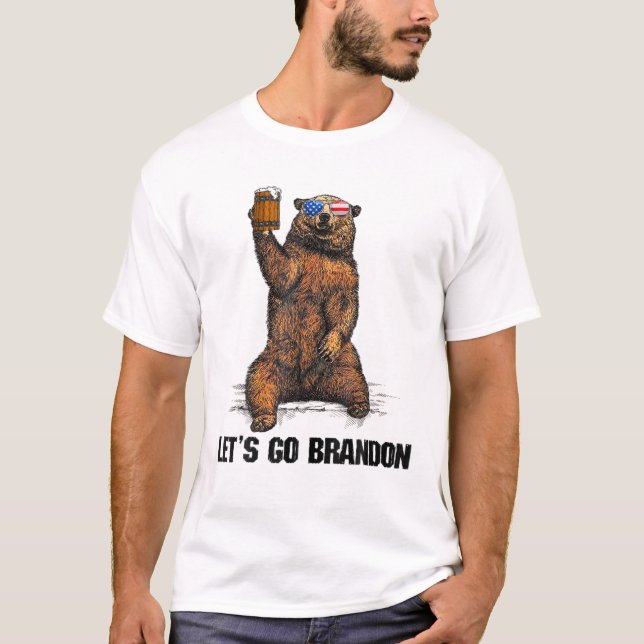 Får gå Brason Brandon Bear Drinking Beer USA flagg T Shirt (Framsida)