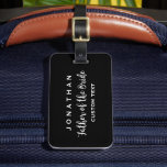 Far i Bride Personligt bröllp Modern Monogram Bagagebricka<br><div class="desc">Far eller bruden kommer att kärlek den här personligt bröllp-bagagetaggen med ett modernt skript. Lägg till hans namn eller monogram och en annan textrad (datum, plats i bröllop osv.) Byt färg i bakgrunden så att den stämmer överens med bröllop färger - klicka bara på "anpassa" och välj sedan färg med...</div>