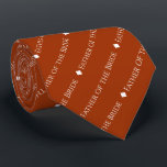 Far i Bride Repetating Text on Rust Orange Slips<br><div class="desc">Den här rosta orangen eller den brinnande halsen i färgaden är perfektens tillbehör till bridens far vid bröllop. Den har en enkel men ändå elegant som upprepar textdesignen med ord "Far i Bride" skriven i ett sofistikerat och vitt teckensnitt. Det finns små diamanter som skiljer texten åt, ge hur lång...</div>