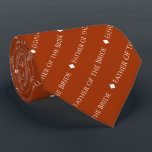 Far i Bride Repetating Text on Rust Orange Slips<br><div class="desc">Den här rosta orangen eller den brinnande halsen i färgaden är perfektens tillbehör till bridens far vid bröllop. Den har en enkel men ändå elegant som upprepar textdesignen med ord "Far i Bride" skriven i ett sofistikerat och vitt teckensnitt. Det finns små diamanter som skiljer texten åt, ge hur lång...</div>