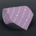 Far i Bride Tiled White Text om Lavender Slips<br><div class="desc">Den här lätta lilan eller lavender-halsen på färgaden är perfektens tillbehör för far på briden vid bröllop. Den har en enkel men ändå elegant som upprepar textdesignen med ord "Far i Bride" skriven i ett sofistikerat och vitt teckensnitt. Det finns små diamanter som skiljer texten åt, ge hur lång snyggten...</div>