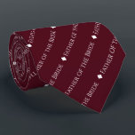 Far i brinnande vittext Burgundy Slips<br><div class="desc">Den här burgniga eller maronhalsen på färgaden är perfektens tillbehör till bridens far vid bröllop. Den har en enkel men ändå elegant som upprepar textdesignen med ord "Far i Bride" skriven i ett sofistikerat och vitt teckensnitt. Det finns små diamanter som skiljer texten åt, ge hur lång snyggten ska vara....</div>