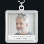 Far i Bröllopsdagen Bride Photo Memorial Silverpläterat Halsband<br><div class="desc">Bära Far i det vackra fotomemorialhalsbandet på din bröllopsdag för att känna kärlek som du delade med honom och behålla honom nära på din speciella dag. Lägg till en egen speciell text eller använda den ordalydelse som visas.</div>