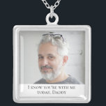 Far i Bröllopsdagen Bride Photo Memorial Silverpläterat Halsband<br><div class="desc">Bära Far i det vackra fotomemorialhalsbandet på din bröllopsdag för att känna kärlek som du delade med honom och behålla honom nära på din speciella dag. Lägg till en egen speciell text eller använda den ordalydelse som visas.</div>