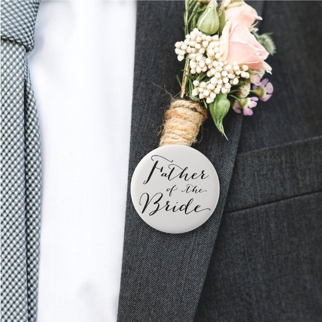 Far i Bröllopsfesten Klassiskt skript i Bride Knapp ('Father of the Bride' Classic Script Calligraphy Wedding Party Pinback Button @ fatfatin_blue_knot)