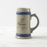 Far i Chicen Groom Gift Monogram Rustic Coola Sejdel<br><div class="desc">Bröllopsfesten ger Far av Chicen Groom Gift Monogram med Personlig Namn Rustic Coola Beer Stein. Klicka på Anpassa mallen om du vill anpassa den med Monogram Initial, det första namn och bröllop-datumet snabbt och enkelt. Far i Groom Gift Chic Monogram Rustic Coola Beer Stein är en del av samlingen över...</div>