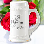 Far i Chicen Groom Gift Script Monogram Rustic Sejdel<br><div class="desc">Bröllopsfesten ger Far av Groom Gift-skriptet Monogram och Personlig Namn Rustic Chic White Beer Stein. Klicka på Anpassa mallen om du vill anpassa den med Monogram Initial, det första namn och bröllop-datumet snabbt och enkelt. Far i Groom Gift Script Monogram Rustic Chic Beer Stein är en del av samlingen för...</div>