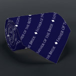 Far i den svarta vita texten om marinblått slips<br><div class="desc">Den här marinhalsen är perfektens tillbehör till far vid briden vid bröllop. Den har en enkel men ändå elegant som upprepar textdesignen med ord "Far i Bride" skriven i ett sofistikerat och vitt teckensnitt. Det finns små diamanter som skiljer texten åt, ge hur lång snyggten ska vara. Perfekten är ett...</div>