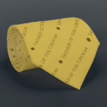 Far i Eleganten Guld i Groom Repetating Text Slips<br><div class="desc">Den här roligt guld-halsen är perfektens tillbehör för far i brudgummen vid bröllop. Den har en enkel men elegant utformning med ord "Far i Groom" skriven i ett sofistikerat teckensnitt med stort brev och upprepad i ett diagonalt mönster med diamantseparatorer. Perfekten är ett sätt att både tacka och identifiera honom...</div>