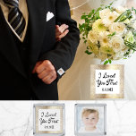 Far i foto av Anpassningsbarna Bride Guld Silverpläterade Manschetterknappar<br><div class="desc">Underbart minnesmärke för en dotter till ge till hennes far. Bron kan lägga till ett favoritfoto av sig själv för att stolt kunna beundra pappa. Text av typen Typografi stil med vintagens utseende. Jag älskade dig först med evenemangsdatumet. Faux guld ram accentuerar att jag älskade ditt första typograficitat.</div>