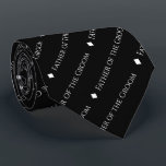 Far i Groom Repetating White Text on Black Slips<br><div class="desc">Den här roligtens svarta nacke är perfektens tillbehör till far i groomen vid bröllop. Den har en enkel men ändå elegant utformning med ord "Far i Groom" skriven i ett sofistikerat, vitt teckensnitt och upprepad i ett diagonalt mönster med diamantseparatorer. Perfekten är ett sätt att både tacka och identifiera honom...</div>