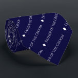 Far i Groom Tiled White Text på marinblått Slips<br><div class="desc">Den här roligtens blå halshögdhet är perfektens tillbehör till far i brudgummen vid bröllop. Den har en enkel men ändå elegant utformning med ord "Far i Groom" skriven i ett sofistikerat, vitt teckensnitt och upprepad i ett diagonalt mönster med diamantseparatorer. Perfekten är ett sätt att både tacka och identifiera honom...</div>