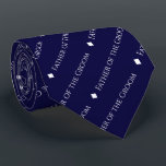 Far i Groom Tiled White Text på marinblått Slips<br><div class="desc">Den här roligtens blå halshögdhet är perfektens tillbehör till far i brudgummen vid bröllop. Den har en enkel men ändå elegant utformning med ord "Far i Groom" skriven i ett sofistikerat, vitt teckensnitt och upprepad i ett diagonalt mönster med diamantseparatorer. Perfekten är ett sätt att både tacka och identifiera honom...</div>