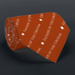 Far i Orangen Groom Repetating Text Rust (Upprepa  Slips<br><div class="desc">Den här roligtens rostiga orange eller den brinnande halsen i färgaden är perfektens tillbehör för far i groomen vid bröllop. Den har en enkel men ändå elegant utformning med ord "Far i Groom" skriven i ett sofistikerat, vitt teckensnitt och upprepad i ett diagonalt mönster med diamantseparatorer. Perfekten är ett sätt...</div>