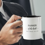 Far i Personligen Bride Black and White Mugg<br><div class="desc">Personlig mugg för Bridens Far i modern,  minimalistisk typografi. Mallen namn är inställd på redo så att du kan lägga till briden och gruppens namn och bröllop. Den här designen har en svart och vit färg-palett. Bläddra i vår butik för att samordna presenter och tjänster för din bröllopsfest.</div>