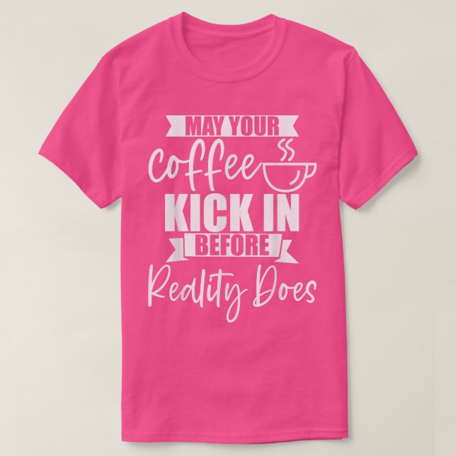 Får kaffet klibba in innan verkligheten gör det -  t shirt (Design framsida)