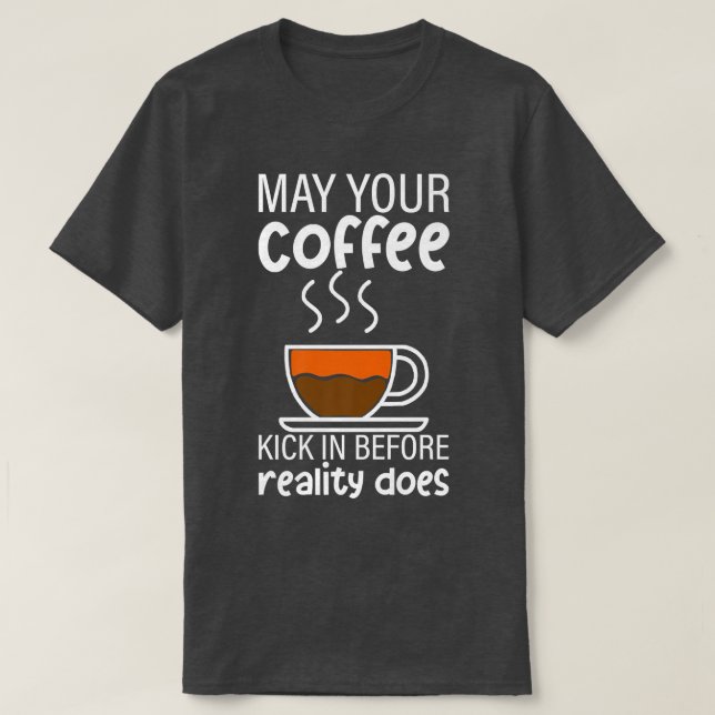 Får kaffet klibba in innan verkligheten gör det -  t shirt (Design framsida)