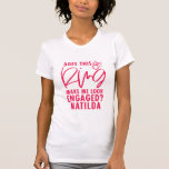Får mig att se förlovad #fiancee-brud? t shirt<br><div class="desc">Får jag se förlovad #fiancee brude förlovning bröllop presentskjorta? En roligt,  modern grafisk typografi. Med en trendpräglad manustext och en modernare symbol kommer du att bära den här t-tröjan långt efter smekmånaden. En del av en samling.</div>