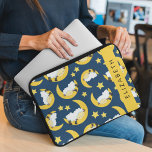 Får Mönster, får, får, Måne, ditt namn Laptop Fodral<br><div class="desc">Cute,  roligt och det vackra mönster med sovande får,  måne och stjärnor. Modern och trendig,  perfekt för fåret älskare i ditt liv. Anpassa genom att lägga till namn,  smeknamn,  monogram eller initialer.</div>