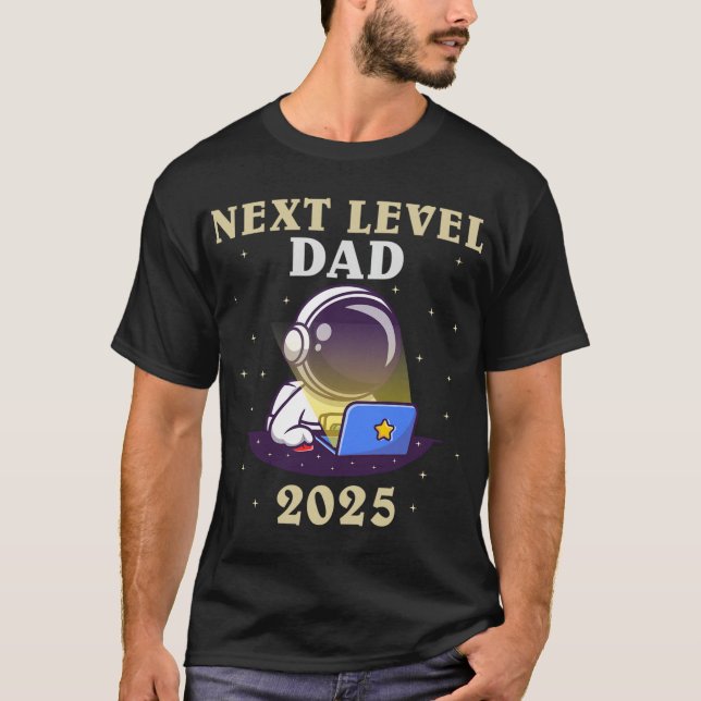 Far NEXTS-NIVÅ PAPPA 2025 Lustigt Pappa T Shirt (Framsida)