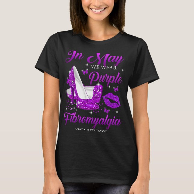 Får vi Bära Lila Högklackar Fibromyalgia Awarene T Shirt (Framsida)