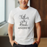 Far vid den svarta Personligen Bröllop Tee<br><div class="desc">Bröllop Far i Bride-skjortan har ett modernt kalligrafiskript för svartsnurrning som skrivs med elegant anpassningsbar första namn-text som du kan anpassa. Se vår samordnande utformning i brudens sida!</div>