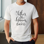 Far vid den svarta Personligen Groom Bröllop Tee Shirt<br><div class="desc">Bröllop Far i Groom-skjortan har ett modernt kalligrafiskript för svartsnurrning som skrivs med elegant anpassningsbar första namn-text som du kan anpassa. Se vår samordnande utformning i brudens sida!</div>