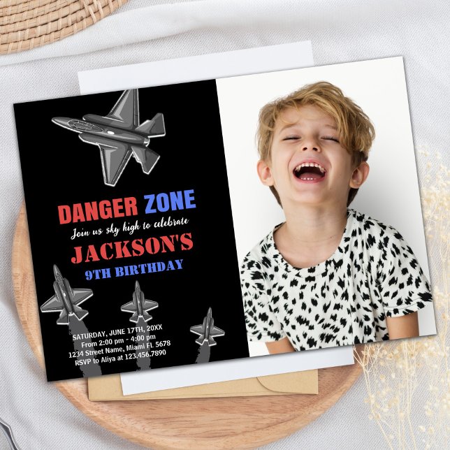 Fara med foto för Zon bekämpning av Jet födelsedag Inbjudningar (Danger Zone Fighter Jet Birthday Invitations Photo)