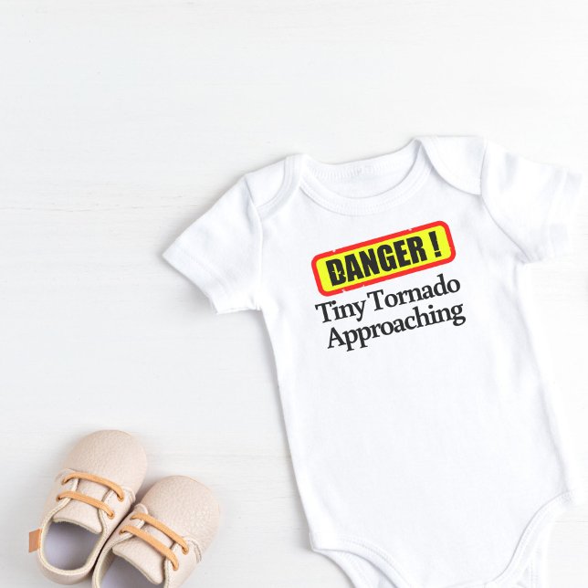 Fara! Smalt Tornado närmar sig T Shirt (Danger! Tiny Tornado Approaching Baby Bodysuit)