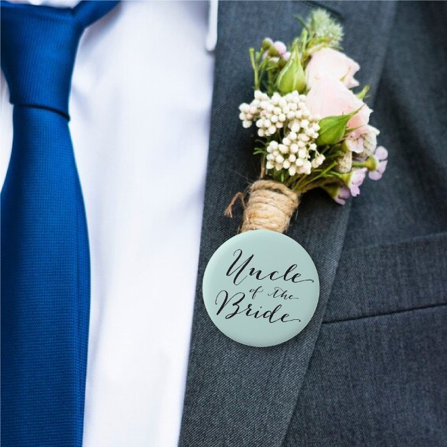 Farbror till Brudens Manus Baby Blue Bröllopsfest Knapp ('Uncle of the Bride' Classic Script Wedding Rehearsal Party Pin Button @ fatfatin_blue_knot)