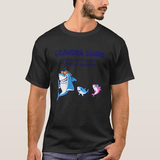 Farfar Shark som en vanlig haj men mer Fantastisk T Shirt (Framsida)