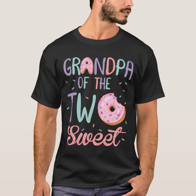Farfar till den två söta födelsedagsflickan Donut  T Shirt (Framsida)