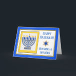 Farföräldrar Hanukkah Contemporary Menorah Kort<br><div class="desc">Lycklig Hanukkah Grandma och Grandpa,  contemporary menorah med blåljus,  pappert hälsningskort. Digital illustration med en upplyst menorah och en David-stjärna. Ändra texten på omslaget som du vill. Anpassa den inre sidan som du vill. Art,  bild och versell copyright © Shoaff Ballanger Studios,  2024.</div>