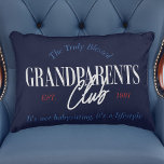 Farföräldrars Klubb Nautical Det är en livsstil fu Prydnadskudde<br><div class="desc">En roligt, hjärtlig gåva till världens bästa morföräldrar! Gratulera till morföräldraglädjen med vår "verkligt välsignade morföräldrars Klubb", accentkudde för den, din båt, videokameran osv. Personlig med det år som är etablerat och designat för dem som vet att det är mycket mer att tillbringa tid med barnbarn än bara "babysittande" -...</div>