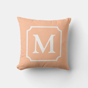 Färg år 2024: Persikor   Monogram Kudde