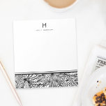 Färg din egen | Tropiskt svartvita monogram Anteckningsblock<br><div class="desc">Indulera i någon terapeutisk vuxen som färgar med vårt modigt mönstrade svarta och vita memorandumet! Det är perfekt att sitta på skrivbordet när du behöver anteckna och känna att du behöver docka lite. Utformningen har en chic, en invecklad utformning av tropisk blommigt i grund, med löv, fjädrar och blommor som...</div>